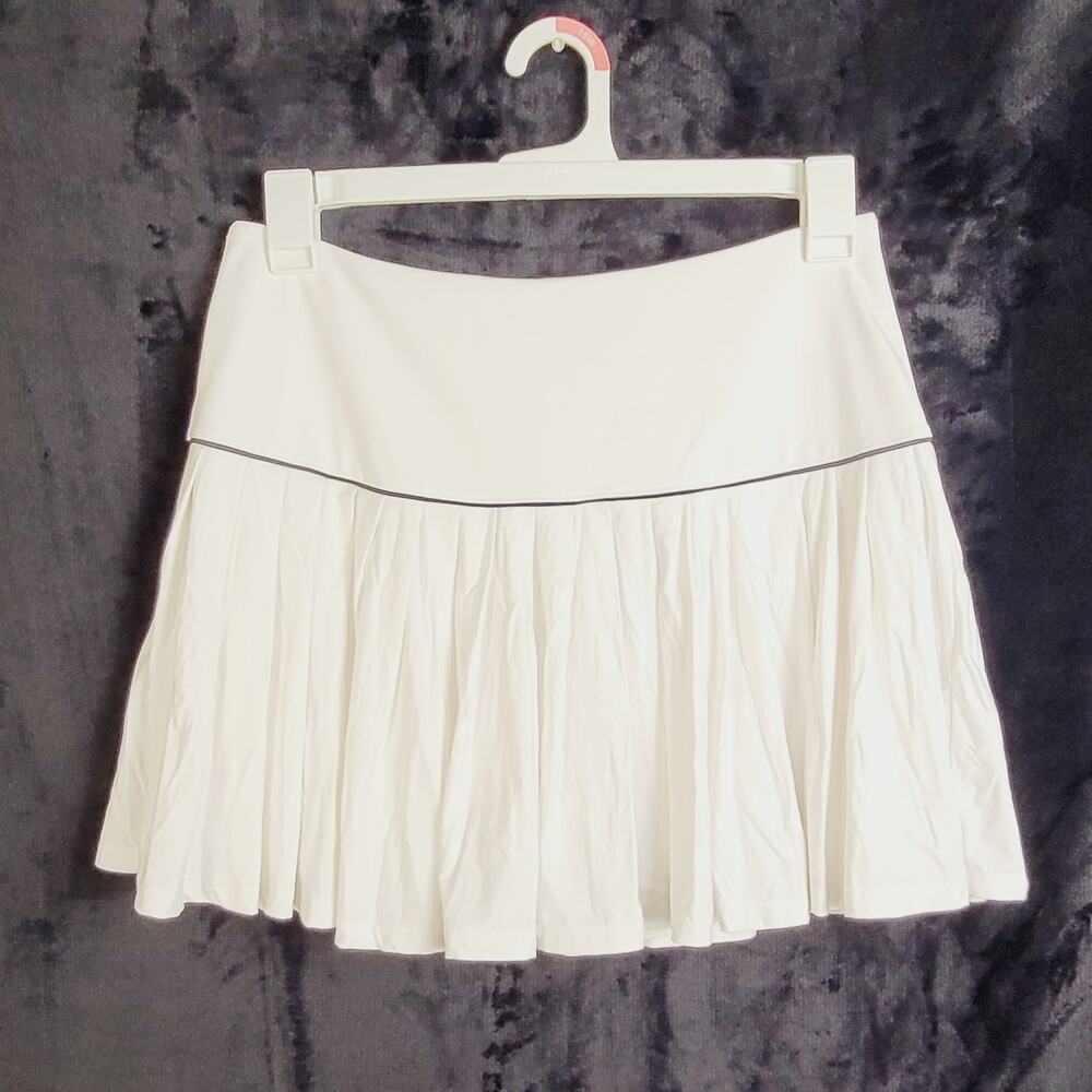 Vineyard Vines Performance white pleated tennis skort Size medium Preppy Active